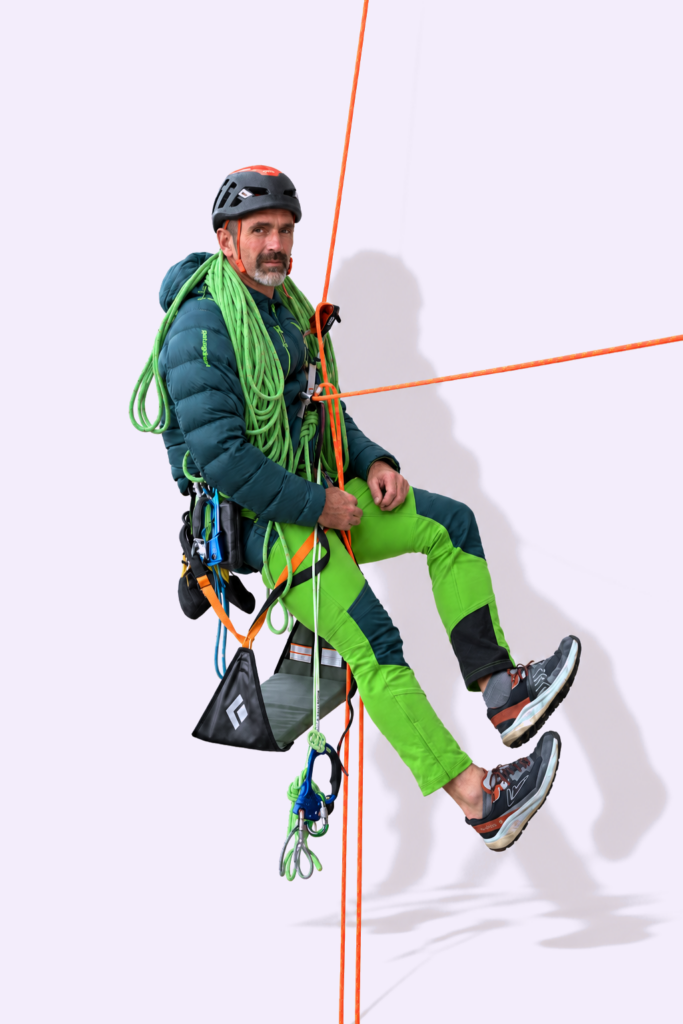 Javier Pérez colgado en cuerda de escalada